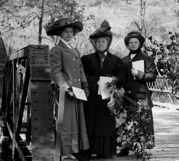 BK 133B Group of Women at Bridge