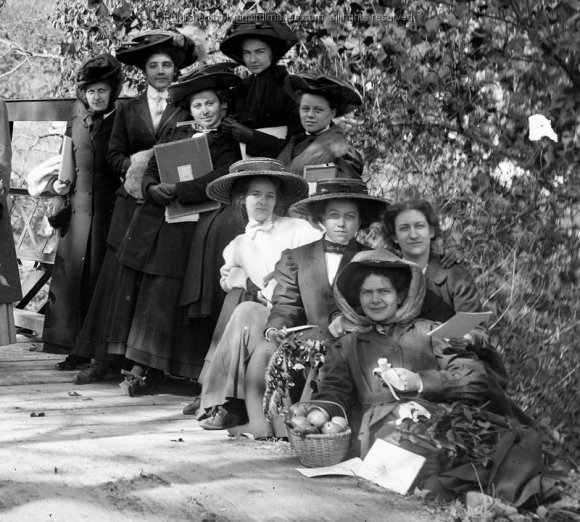 BK 133D Group of Women at Bridge