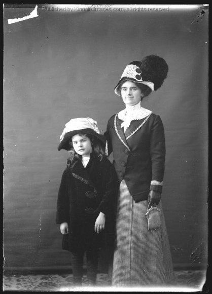 BK 215 Mother and Daughter