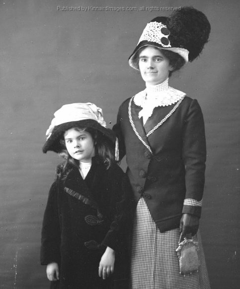 BK 215C Mother and Daughter