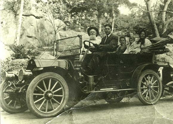 Renner Family at Devils Den 003B