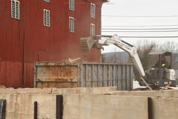 2021-12-21-Zentz Farm Demo_JAK_7140